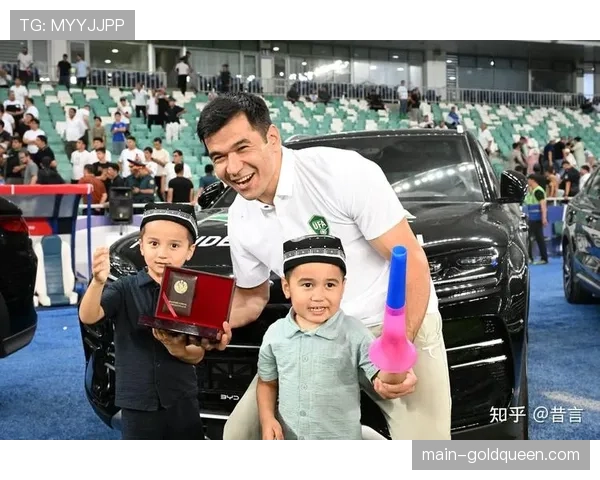 特写：颁奖台上，乌兹别克斯坦选手展示与病逝教练的合影