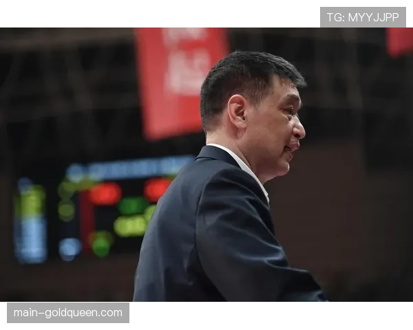 特写：五秒违例！北控主帅闵鹿蕾在场边焦急地指向后场的接应点